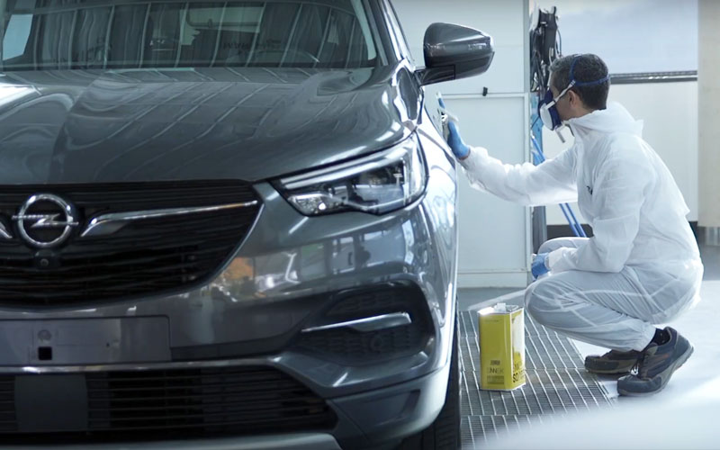 Limpieza superficie coche con desengrasante al agua